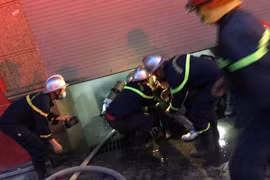 Cứu thoát 3 người mắc kẹt trong vụ cháy lúc rạng sáng 