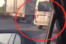 Xử lý lái xe vi phạm lùi trên cầu Thanh Trì 