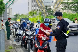 Sáng đầu tiên triển khai kiểm soát người và phương tiện theo phân vùng 1 tại Hà Nội