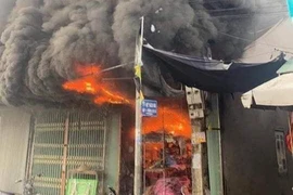 [Clip] Cháy cửa hàng nhựa gần khu vực chợ Vác 