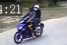 Lợi dụng giờ tan tầm, 2 đối tượng bịt mặt đi cướp giật 