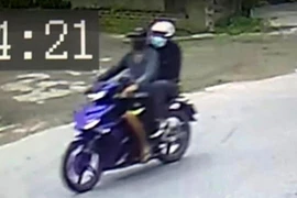 Lợi dụng giờ tan tầm, 2 đối tượng bịt mặt đi cướp giật 