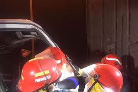 Cận cảnh lực lượng cứu nạn cắt phá ca bin xe tải cứu người bị ép cứng