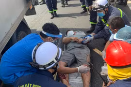 [Ảnh] Cắt cửa xe ô tô cứu nạn lái xe bị mắc kẹt sau cú tai nạn 