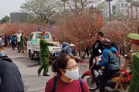Công an quận Tây Hồ căng mình phân luồng giao thông và tuyên truyền phòng ngừa dịch Covid-19