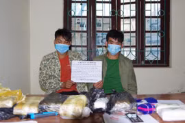 Bắt quả tang 2 anh em ruột vận chuyển 30.000 viên ma tuý tổng hợp