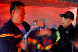 Khoảnh khắc đáng nhớ của lính cứu hỏa tìm kiếm 3 trẻ nhỏ mắc kẹt trong biển lửa 