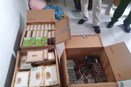 Clip: Công an Hà Nội khám xét “kho” chứa cigar cực lớn