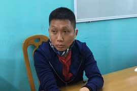 Bắt 2 đối tượng dùng giấy tờ giả đưa người qua chốt kiểm soát dịch Covid-19 