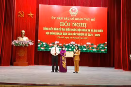 Nhiều tập thể, cá nhân quận Tây Hồ được khen thưởng về công tác bầu cử