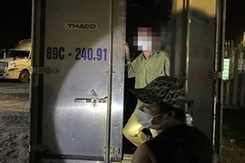 Con trai giấu bố trong thùng phuy để "thông chốt" kiểm soát dịch Covid-19 