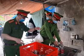 Nhân dân 'canh nóng, cơm dẻo' mang đến chốt trực phòng chống Covid cửa ngõ Thủ đô