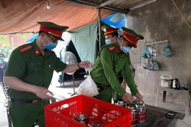 Nhân dân 'canh nóng, cơm dẻo' mang đến chốt trực phòng chống Covid cửa ngõ Thủ đô