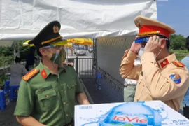 Những tấm lòng đến với lực lượng làm nhiệm vụ phòng chống Covid -19