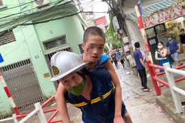 Thót tim giải cứu bé trai mắc kẹt hơn 1 ngày đêm tại khe tường bê tông