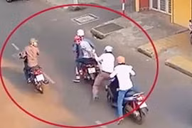 Nhóm cướp manh động dùng hung khí đánh ngất người đi đường cướp xe máy 