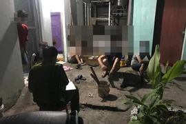 Xử phạt nhóm người mang bia vào khu trọ tụ tập xem bóng đá 