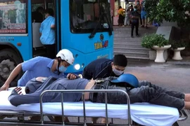 Nhân viên và lái xe buýt kịp thời cứu người bị nạn bên đường