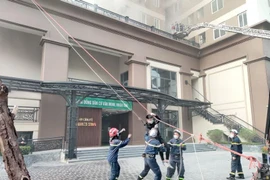 Nhanh chóng điều động xe thang cứu người bị mắc kẹt trong đám cháy giả định