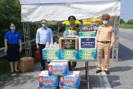 Công đoàn Công an Hà Nội “tiếp sức” chốt làm nhiệm vụ phòng chống Covid-19 tại cửa ngõ Thủ đô