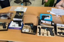 Điều tra, truy tìm chủ nhân lô hàng nghi là súng ngắn gửi qua chuyển phát nhanh 