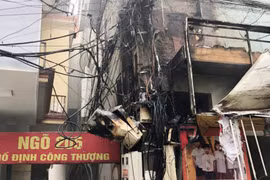 (Clip): Mớ dây dẫn điện bỗng dưng cháy, nổ như… pháo