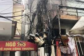 (Clip): Mớ dây dẫn điện bỗng dưng cháy, nổ như… pháo