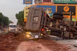 Xe tải chở đất vùi lấp xe con làm lái xe tử vong 