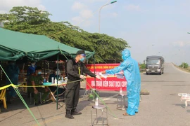 Mua giấy xét nghiệm Covid- 19 giả để “thông chốt” 