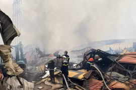 Cháy hàng nghìn mét vuông nhà xưởng tại huyện Hoài Đức 