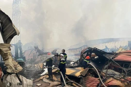 Cháy hàng nghìn mét vuông nhà xưởng tại huyện Hoài Đức 