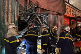 Huy động lực lượng trong đêm cứu người tại công trình sập giàn giáo 