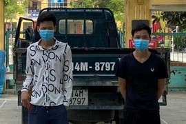 Cưỡng chế 2 đối tượng F1 chống đối không đi cách ly