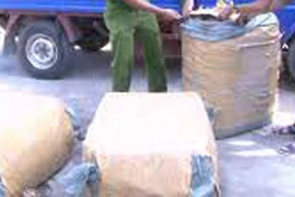 Công an quận Hoàng Mai tạm giữ lô hàng in nhãn mác nước ngoài