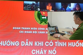 Chiến sỹ Cảnh sát phòng cháy, chữa cháy tuyên truyền kỹ năng thoát nạn cho các em học sinh