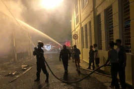 Cháy phòng trà trong đêm khiến 6 người tử vong