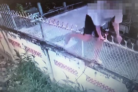 Cán bộ y tế đo thân nhiệt đã phát hiện công dân bỏ trốn khỏi khu cách ly 