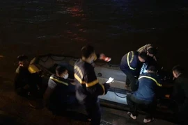 Kịp thời cứu nạn người bơi thuyền bị gió lốc cuốn ra giữa hồ Tây