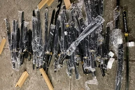 Cận cảnh lô hàng thực phẩm bẩn cất giấu trong xe For Transit