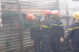 Dập tắt đám cháy kho để dụng cụ máy móc tại quận Hoàng Mai