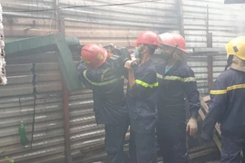 Dập tắt đám cháy kho để dụng cụ máy móc tại quận Hoàng Mai