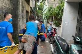 Hà Nội: Hy hữu cứu cháu bé bị mắc kẹt 2 ngày trong khe bê tông