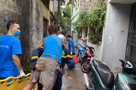 Hà Nội: Hy hữu cứu cháu bé bị mắc kẹt 2 ngày trong khe bê tông