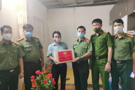 Ban Giám đốc Công an Hà Nội thăm hỏi, tặng quà thân nhân liệt sỹ và cán bộ thương binh 