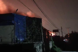 Đã khống chế được vụ cháy tại xưởng cồn ở huyện Hoài Đức