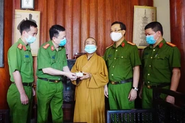 Công an Hà Nội trao CCCD gắn chip cho người dân tại quận Hà Đông 