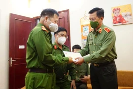 Nghĩa tình dành tặng cán bộ chiến sỹ mắc bệnh hiểm nghèo, hoàn cảnh khó khăn