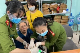 Hình ảnh đẹp về tình quân dân trong những ngày làm thẻ căn cước công dân gắn chip 