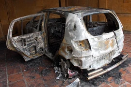 Ôtô lại cháy bí ẩn trong gara