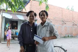 Nhiều nhà hảo tâm tặng quà cháu bé 7 tuổi rơi xuống giếng sâu